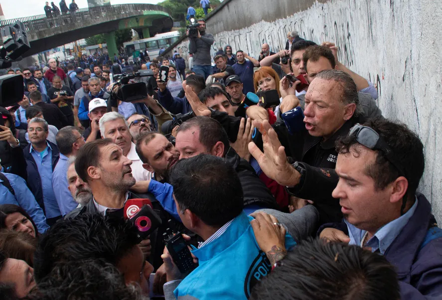 Sergio Berni, ministro de Seguridad, cercado por los colectiveros en el corte de Ruta 3 y Gral Paz
