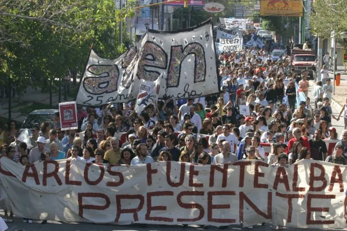 Enormes movilizaciones exigiendo justicia por Carlos Fuentealba.