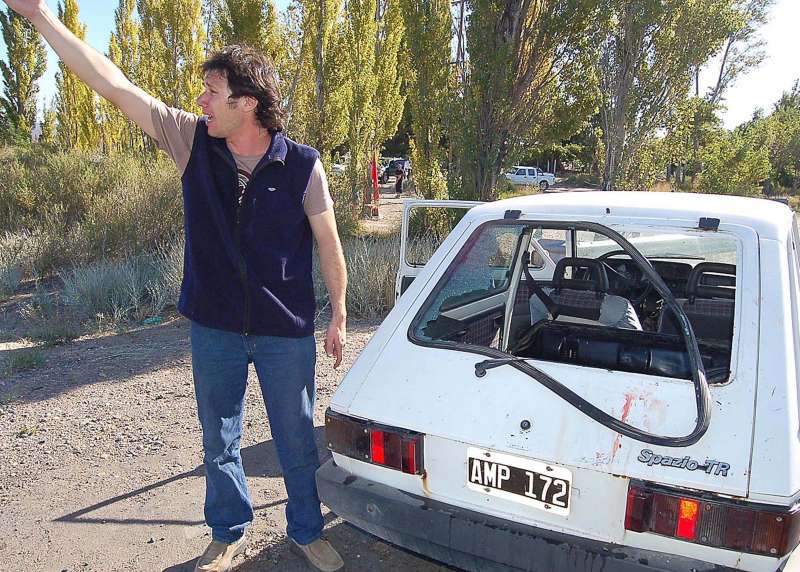 El Fiat en el que iba Carlos Fuentealba, con su vidrio completamente destrozado.