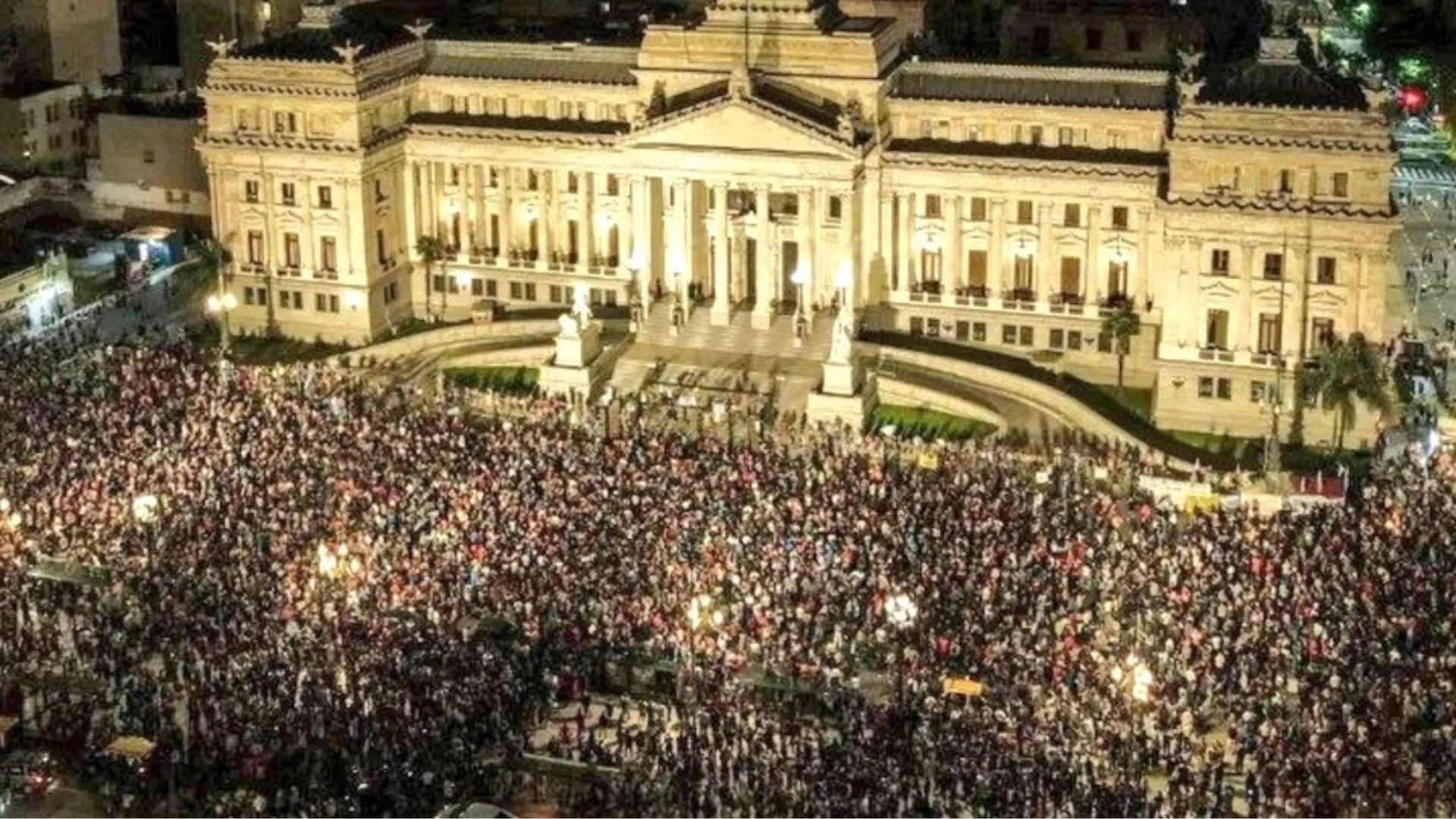 Cacerolazo en Congreso luego del anuncio del decretazo